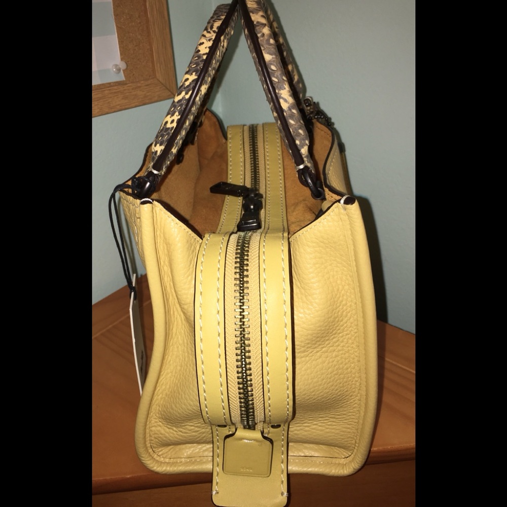 ⭐️⭐️2X HP⭐️⭐️ NWT 💯 Authentic Coach Rogue 25 w/ Snakeskin Handles - Picture 9 of 16